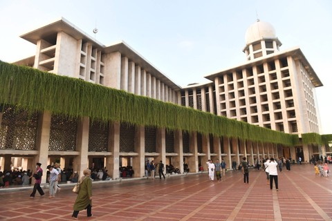 Sejumlah umat muslim bersiap untuk berbuka puasa bersama di Masjid Istiqlal, Jakarta, Kamis (23/3/2023). Foto: ANTARA FOTO/Akbar Nugroho Gumay