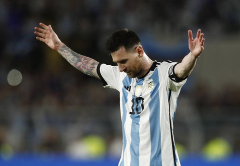 Lionel Messi mencetak gol saat membela Argentina kontra Panama dalam laga uji coba FIFA Matchday di Estadio Monumental, Buenos Aires, pada 24 Maret 2023. Foto: REUTERS/Agustin Marcarian