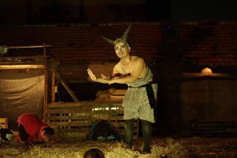 Pertunjukan Ladang Binatang oleh Teater Institut di panggng terbuka Universitas Negeri Surabaya pada 11 Maret 2023. Foto: Dimas Tri Pamungkas.