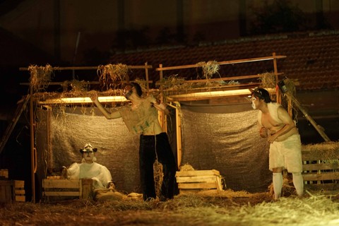 Pertunjukan Ladang Binatang oleh Teater Institut di panggung terbuka Universitas Negeri Surabaya pada 11 Maret 2023. Foto: Dimas Tri Pamungkas.