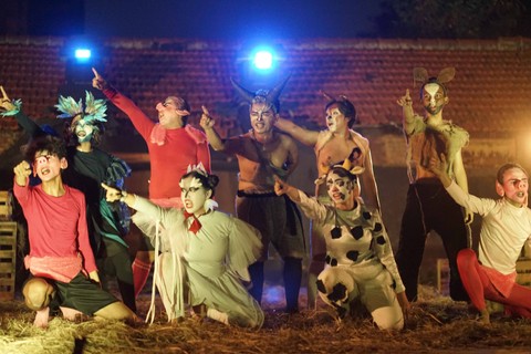 Pertunjukan Ladang Binatang oleh Teater Institut di panggung terbuka Universitas Negeri Surabaya pada 11 Maret 2023. Foto: Dimas Tri Pamungkas.