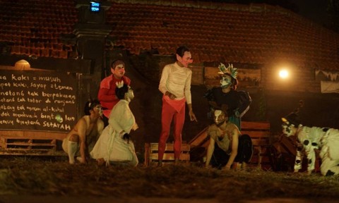 Pertunjukan Ladang Binatang oleh Teater Institut di panggung terbuka Universitas Negeri Surabaya pada 11 Maret 2023. Foto: Dimas Tri Pamungkas.