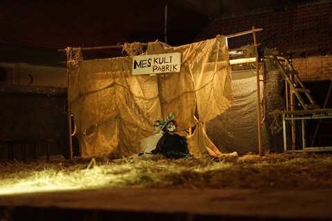 Pertunjukan Ladang Binatang oleh Teater Institut di panggung terbuka Universitas Negeri Surabaya pada 11 Maret 2023. Foto: Dimas Tri Pamungkas.
