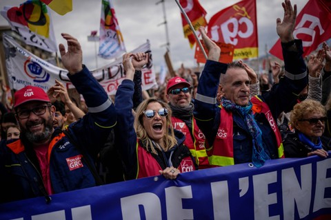 Para pengunjuk rasa berbaris selama rapat umum di Marseille, Prancis selatan. Foto: Daniel Cole/AP Photo