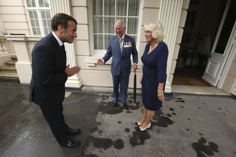 Pangeran Charles dan Camilla, Duchess of Cornwall menyambut Presiden Prancis Emmanuel Macron di Clarence House di London, Kamis 18 Juni 2020. Foto: Jonathan Brady/REUTERS