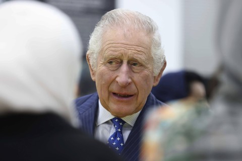 Raja Inggris Charles III bergabung dengan anggota komunitas Sudan dari seluruh Inggris Raya, pada peringatan 20 tahun konflik di Darfur, pada sebuah resepsi di London, Rabu 15 Maret 2023. Foto: Ian Vogler/Pool via AP