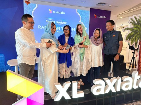 Rama Gunaman, Head Corporate Brand Management; Bianca Hardini, Head Home Marketing; Randu Zulmi, Group Head Premium Segment; Lyra Filiola, Group Head Mass Segment; Nahdiah Estu Pawestri, Head Youth Marketing Communications; dan John Paber Ompusunggu, Head Strategic Operatir and Automation XL Axiata. Foto: XL Axiata
