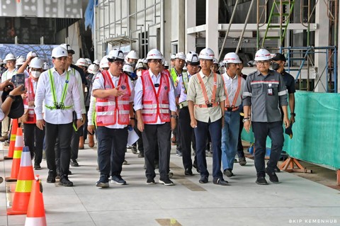 Menteri Perhubungan Budi Karya Sumadi dan PJ Gubernur DKI Jakarta Heru Budi Hartono meninjau Stasiun Halim Kereta Cepat Jakarta Bandung, Kamis (23/3/2023). Foto: Dok. KCIC