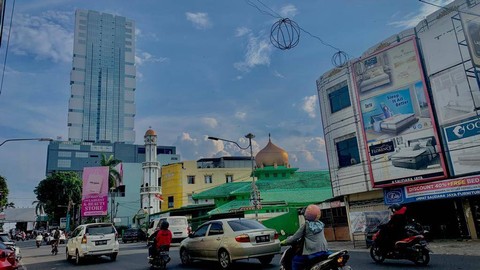 Masjid Jami Al Yaqin yang berada di Jalan Raden Intan, Kecamatan Enggal, Kota Bandar Lampung. Foto: Bella Sardio/Lampung Geh