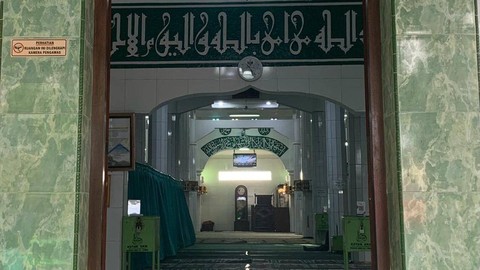 Masjid Jami Al Yaqin yang berada di Jalan Raden Intan, Kecamatan Enggal, Kota Bandar Lampung. Foto: Bella Sardio/Lampung Geh