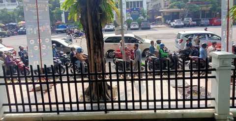 Antrian warga yang akan menukar uang pecahan baru untuk Lebaran.