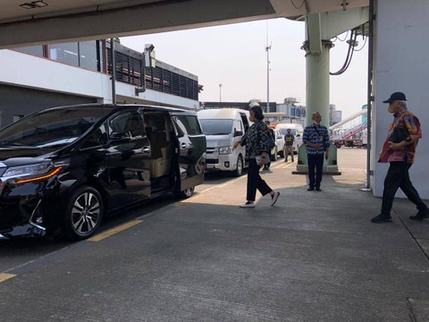 Menkeu Sri Mulyani menuju mobilnya di apron Bandara Soetta. Foto ini beredar di medsos.
