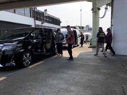 Menkeu Sri Mulyani sesaat sebelum masuk ke mobilnya di apron Bandara Soetta. Foto ini beredar di medsos.