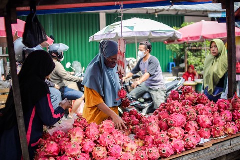 Warga membeli buah-buahan di kios gerobak di Pasar Minggu, Jakarta Selatan, Sabtu (25/3/2023). Foto: Jamal Ramadhan/kumparan