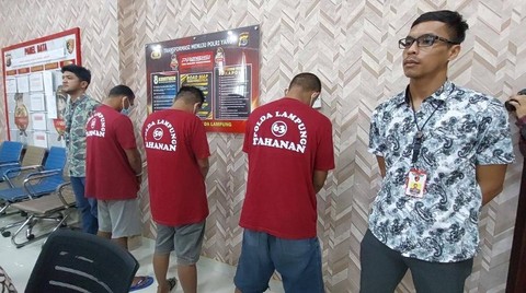 Pelaku penebangan kayu illegal jenis Sonokeling. | Foto: Dok Polda Lampung