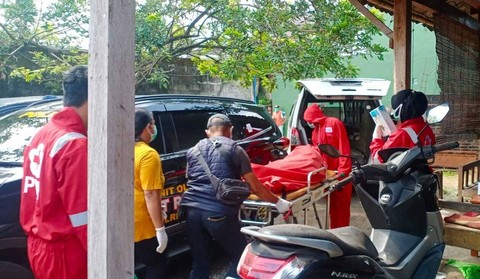 Jenazah mahasiswa UMY yang meninggal dunia di kamar kos dibawa ke RS Bhayangkara Yogyakarta, Foto: Polres Bantul