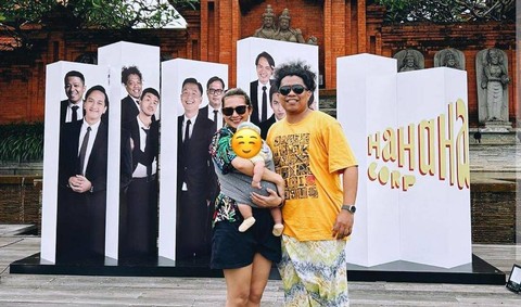 Indah Permatasari dan Arie Kriting bersama anaknya. Foto: Instagram Indah Permatasari