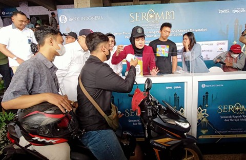 Penukaran uang baru secara drive thru di halaman gedung BI Jatim, Sabtu (25/3).