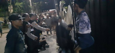 Belasan remaja diamankan polisi saat perang sarung di Jagakarsa, Jakarta Selatan, Jumat (24/3). Foto: Dok. Istimewa