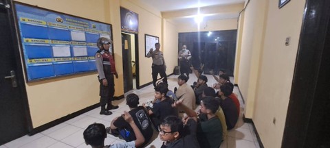 Belasan remaja diamankan polisi saat perang sarung di Jagakarsa, Jakarta Selatan, Jumat (24/3). Foto: Dok. Istimewa