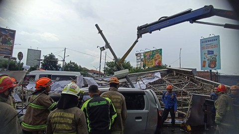Papan reklame berukuran besar roboh di Jalan Soekarno-Hatta, Kota Bandung, Jawa Barat, Sabtu (25/3/2023). Foto: Dinas Pemadam Kebakaran Kota Bandung