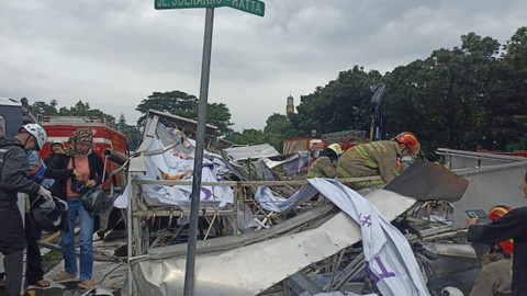 Papan reklame berukuran besar roboh di Jalan Soekarno-Hatta, Kota Bandung, Jawa Barat, Sabtu (25/3/2023). Foto: Dinas Pemadam Kebakaran Kota Bandung