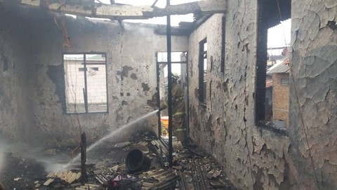 Kebakaran rumah di Jalan Mulia, Cipinang Cempedak, Jatinegara, Jakarta Timur pada Sabtu (25/3/2023). Foto: Dok. Istimewa