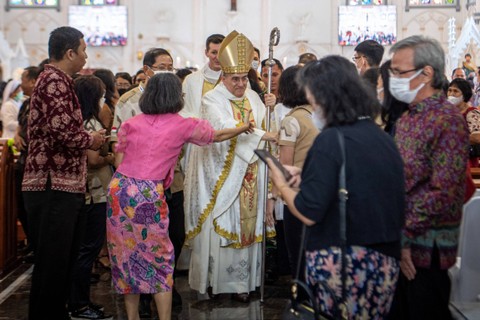 Duta Besar Vatikan untuk Indonesia Mgr Piero Pioppo Taris (tengah) menyapa umat saat peresmian Gereja Katedral Santa Maria di Kota Palembang, Sumatera Selatan, Sabtu (25/3/2023). Foto: Nova Wahyudi/ANTARA FOTO
