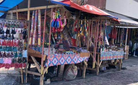 Lapak pedagang kembang api dan petasan di Tobelo, Halmahera Utara, Maluku Utara. Foto: Samsul Hi Laijou/cermat