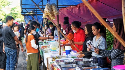 Sejumlah pedagang jajajan ringan di Jalan Ratna yang menjadi pusat takjil kala ramadhan di Palembang, Sabtu (25/3) Foto: abp/Urban Id