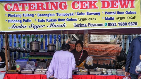 Seorang pedagang sedang melayani pembeli di kawasan Jalan Ratna yang menjadi pusat takjil saat ramadhan di Palembang, Sabtu (25/3) Foto: abp/Urban Id