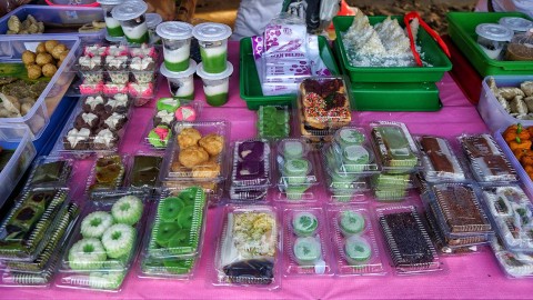 Sejumlah makanan tradisional yang tersedia di Jalan Ratna pusat jajanan takjil saat ramadhan di Palembang, Sabtu (25/3) Foto: abp/Urban Id