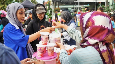 Dua orang warga yang sedang membeli minuman berbuka puasa di kawasan Jalan Ratna yang menjadi pusat jajajan takjil saat ramadhan di Palembang, Sabtu (25/3) Foto: abp/Urban Id