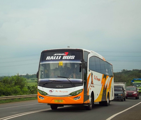 Bus di Tol Kanci Foto: Rizki Fajar Novanto/kumparan