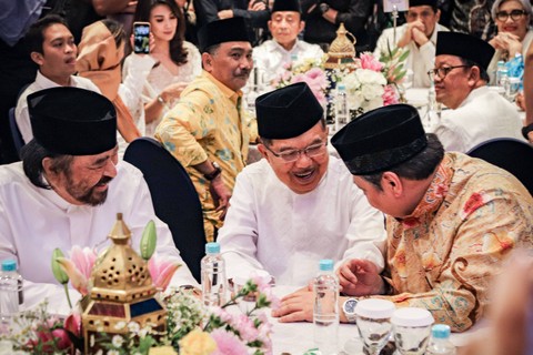 Ketum NasDem Surya Paloh bersama Ketua DMI Jusuf Kalla, dan Ketum Golkar Airlangga Hartarto, saat menghadiri acara buka bersama di Kantor DPP Partai Nasdem, Jakarta, Sabtu (25/3/2023). Foto: Jamal Ramadhan/kumparan
