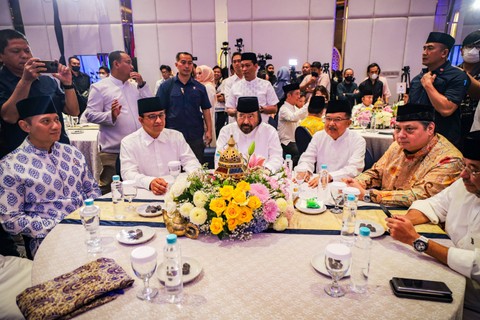 Bakal Calon Presiden Anies Baswedan bersama Ketum Demokrat AHY, dan Ketum NasDem Surya Paloh, dan pejabat lainnya, saat menghadiri acara buka bersama di Kantor DPP Partai Nasdem, Jakarta, Sabtu (25/3/2023). Foto: Jamal Ramadhan/kumparan