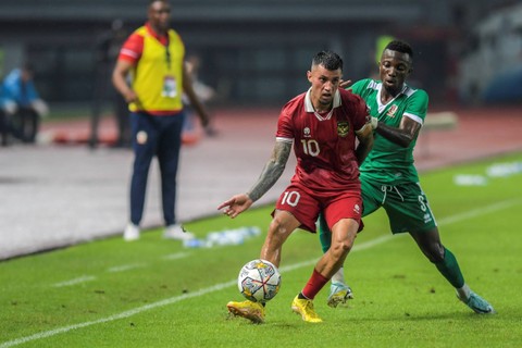 Pesepak bola Timnas Indonesia Stefano Lilipaly (kiri) berebut bola dengan pesepak bola Timnas Burundi Harerimana Rashid (kanan) dalam pertandingan FIFA Match Day di Stadion Patriot Candrabhaga, Bekasi, Jawa Barat, Sabtu (25/3/2023). Foto: Galih Pradipta/ANTARA FOTO