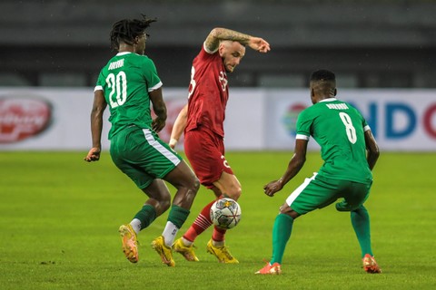 Pesepak bola Timnas Indonesia Marc Klok (tengah) berusaha melewati hadangan pesepak bola Timnas Burundi Mussa Omar (kiri) dan Nzigamasabo (kanan) dalam pertandingan FIFA Match Day di Stadion Patriot Candrabhaga, Bekasi, Jawa Barat, Sabtu (25/3/2023). Foto: Galih Pradipta/ANTARA FOTO