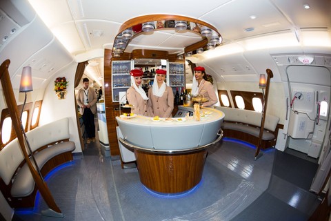 Lounge di pesawat Emirates A380. Foto: Shutterstock