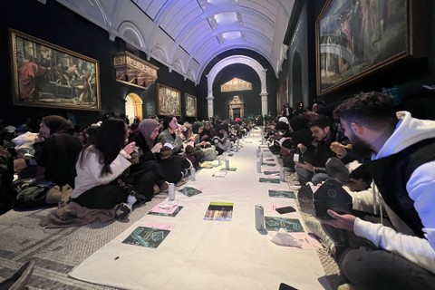 Buka puasa berasama di Museum Victoria and Albert, London.   Foto: Twitter/@OpenIftar