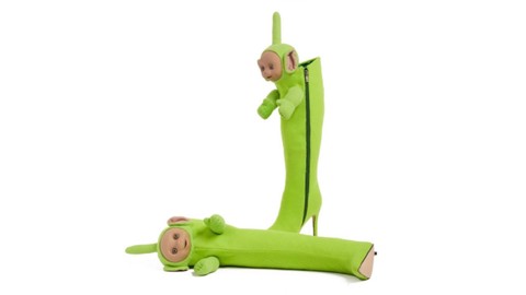 Sepatu boots dengan kepala Dipsy, kartun Teletubbies, rancangan brand fashion Christian Cowan. Foto: Instagram/@christiancowan