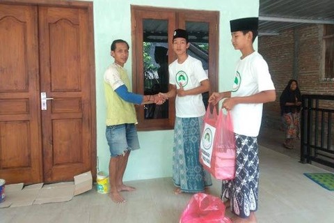 Sukarelawan Santri Dukung Ganjar (SDG) membagikan takjil kepada para buruh di Klaten.  Foto: Dok. Istimewa