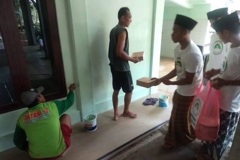 Sukarelawan Santri Dukung Ganjar (SDG) membagikan takjil kepada para buruh di Klaten.  Foto: Dok. Istimewa