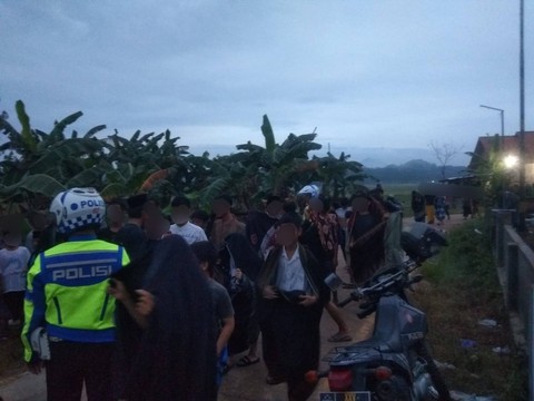 Polisi saat membubarkan perang petasan di Pringsewu, Lampung. | Foto : Dok. Polres Pringsewu