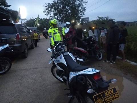 Polisi saat membubarkan perang petasan di Pringsewu, Lampung. | Foto : Dok. Polres Pringsewu