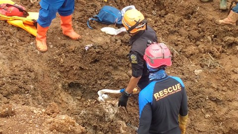 Tim SAR temukan kerangka manusia diduga korban longsor tebing Palalangon, Desa Cibeureum, Kecamatan Cugenang, Kabupaten Cianjur, Jawa Barat, Minggu (26/3/2023). Foto: Dok. Istimewa