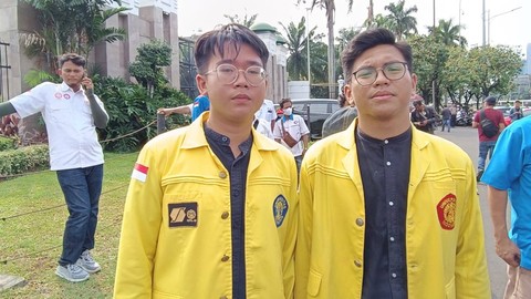 Ketua BEM UI Melki Sedek Huang (kanan) usai konferensi pers serikat buruh, tani, dan mahasiswa di depan Gedung DPR, Jakarta, Minggu (26/3/2023). Foto: Zamachsyari/kumparan