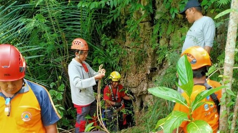 Proses pencarian mahasiwa kedokteran UNS Solo yang jatuh di gua Braholo, Tepus, Gunungkidul, Minggu (26/3/2023). Foto: Polres Gunungkidul