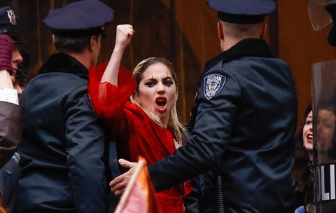 Lady Gaga saat syuting film "Joker: Folie a Deux" di New York pada Sabtu (25/3/2023). Foto: Kena Betancur/AFP