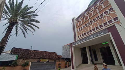 Pohon kurma berbuah tumbuh di halaman Masjid Al-Mubarok, Kelurahan Prajurit Kulon, Kecamatan Prajurit Kulon, Kota Mojokerto. Foto: Farusma Okta Verdian/kumparan